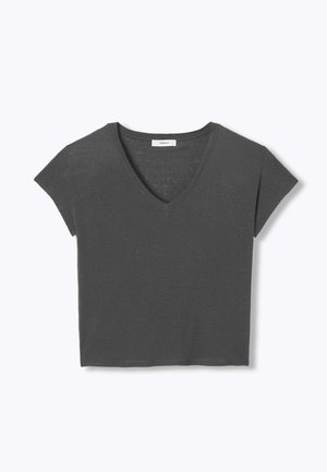T-shirt à manches courtes gris charbon avec col en V et coupe décontractée, posé à plat sur un fond gris clair.