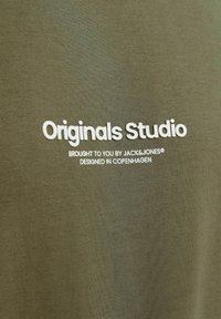 Jack & Jones JORVESTERBRO CREW NECK - Triko s potiskem - khaki