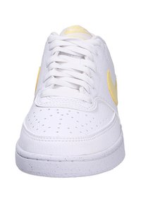Sneakers bianche in pelle con dettagli gialli, punta rotonda, rifiniture perforate sulla parte superiore e suola in gomma texturizzata.