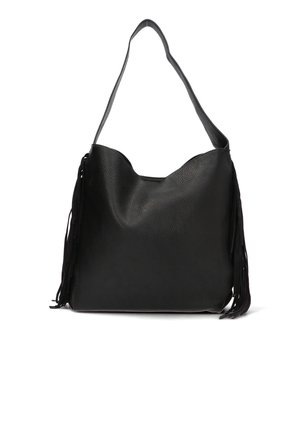 Bolso de mano de cuero negro con una abertura amplia, textura suave y largos flecos a cada lado; tiene una sola correa para el hombro para llevarlo.