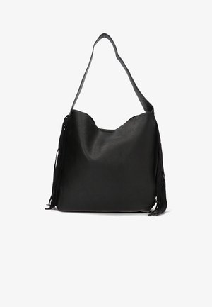 Bolso de mano de cuero negro con una abertura amplia, textura suave y largos flecos a cada lado; tiene una sola correa para el hombro para llevarlo.