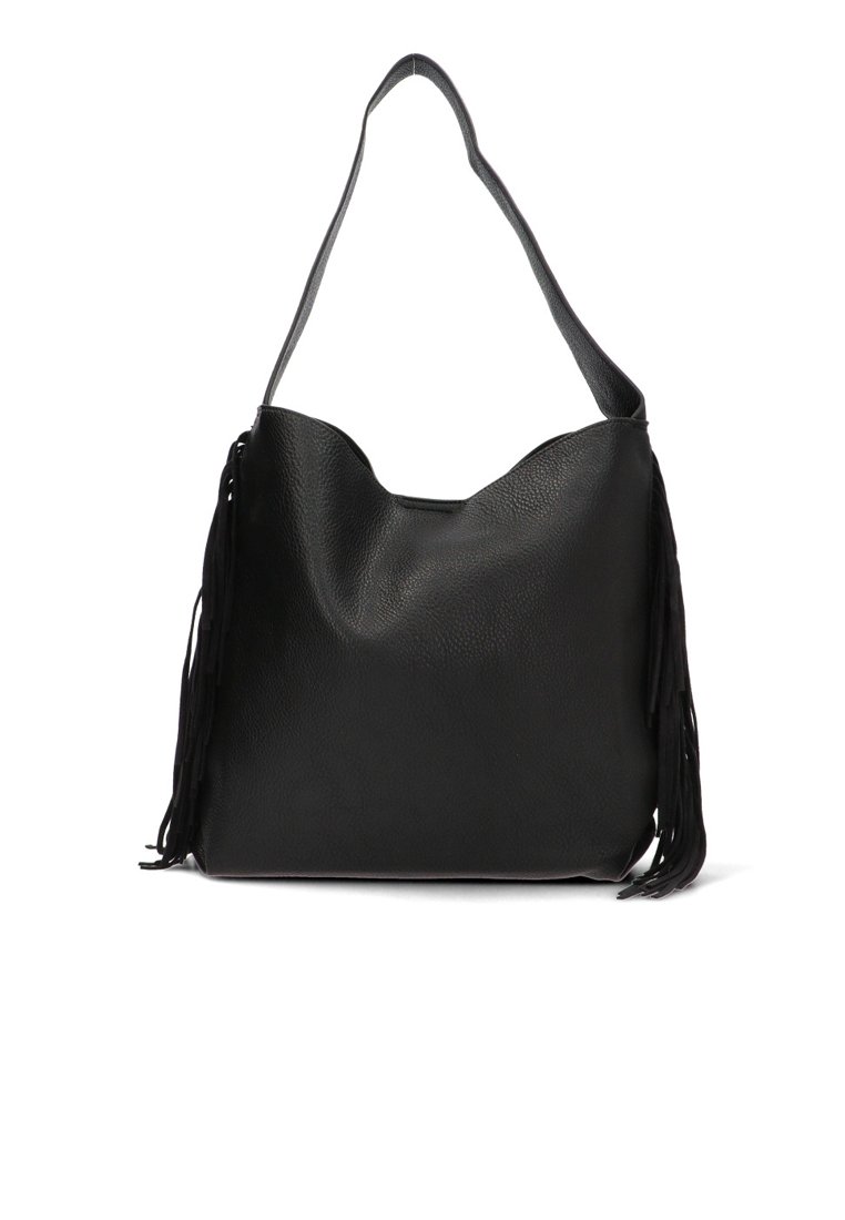 Bolso de mano de cuero negro con una abertura amplia, textura suave y largos flecos a cada lado; tiene una sola correa para el hombro para llevarlo.