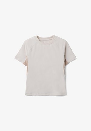 Beige T-Shirt mit Rundhalsausschnitt und kurzen Raglanärmeln, mit dezenten Seitenpaneeldetails, flach auf einem weißen Hintergrund liegend.
