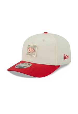 Biała i czerwona czapka bejsbolowa z logo Kansas City Chiefs z przodu i logo New Era z boku.