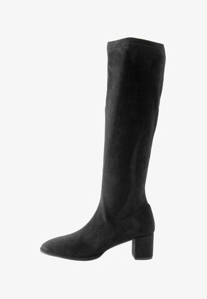 Botte en suède noire hauteur genou avec un bout pointu et un talon carré. Texture lisse sans matériel ou motifs visibles.