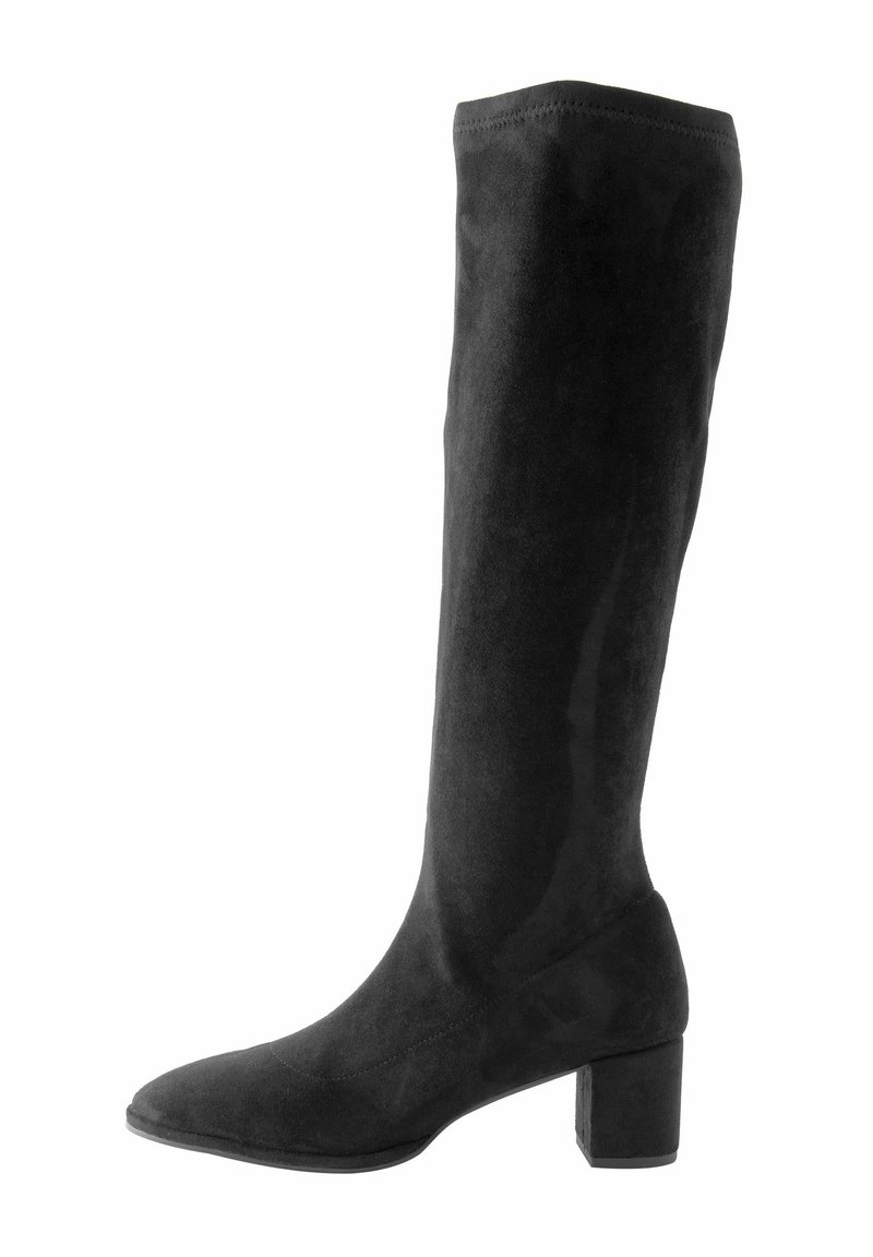 Schwarze Wildleder-Stiefel in Knielänge mit spitzem Schuhspitzen und Blockabsatz. Glatte Oberfläche ohne sichtbare Beschläge oder Muster.