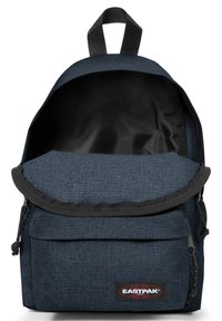 Blå tygryggsäck med en texturerad yta, justerbara remmar, ett handtag på toppen, klaffstängning och en framficka. Svart innerfoder.