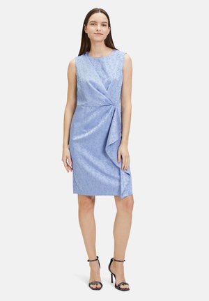 Helles blaues Kleid aus strukturiertem Stoff, mit ärmellosem Design, verdrehtem Knoten-Rüschendetail in der Taille und einem knielangen Rock.