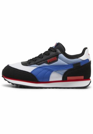 Baskets avec un dessus en maille noire et bleue, des accents blancs et rouges, du daim noir texturé à la pointe, et une semelle en caoutchouc à motif antidérapant.