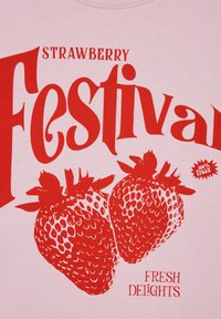 Rød grafik af to jordbær med teksten "Jordbærfestival" og "Friske lækkerier" på en lyserød baggrund.