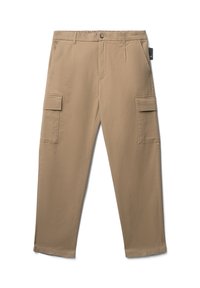 Pantaloni cargo beige con taglio dritto, numerose tasche laterali e frontali, e una texture di tessuto liscia e resistente.