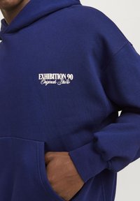 Jack & Jones JORROXBURY BACK - Jersey con capucha - ocean cavern