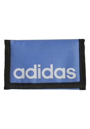 Portafoglio in tessuto blu con rifinitura nera e grande logo bianco "adidas" centrato sulla pattina frontale.