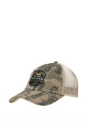 Baseballkappe mit beige-dunklem Camouflage-Muster, Netzrückseite und schwarzem Aufnäher mit der Aufschrift "Camp David Thrill Seeker."