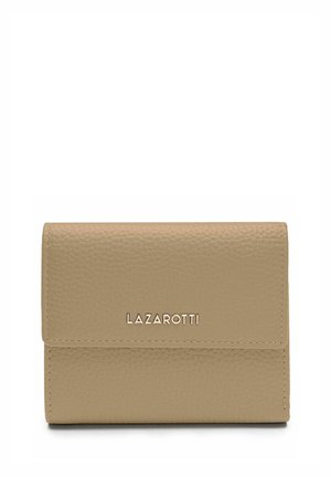Portafoglio in pelle beige con una texture granulosa. Presenta un pattino a ribalta e il logo "LAZAROTTI" inciso sul davanti. Forma rettangolare compatta.
