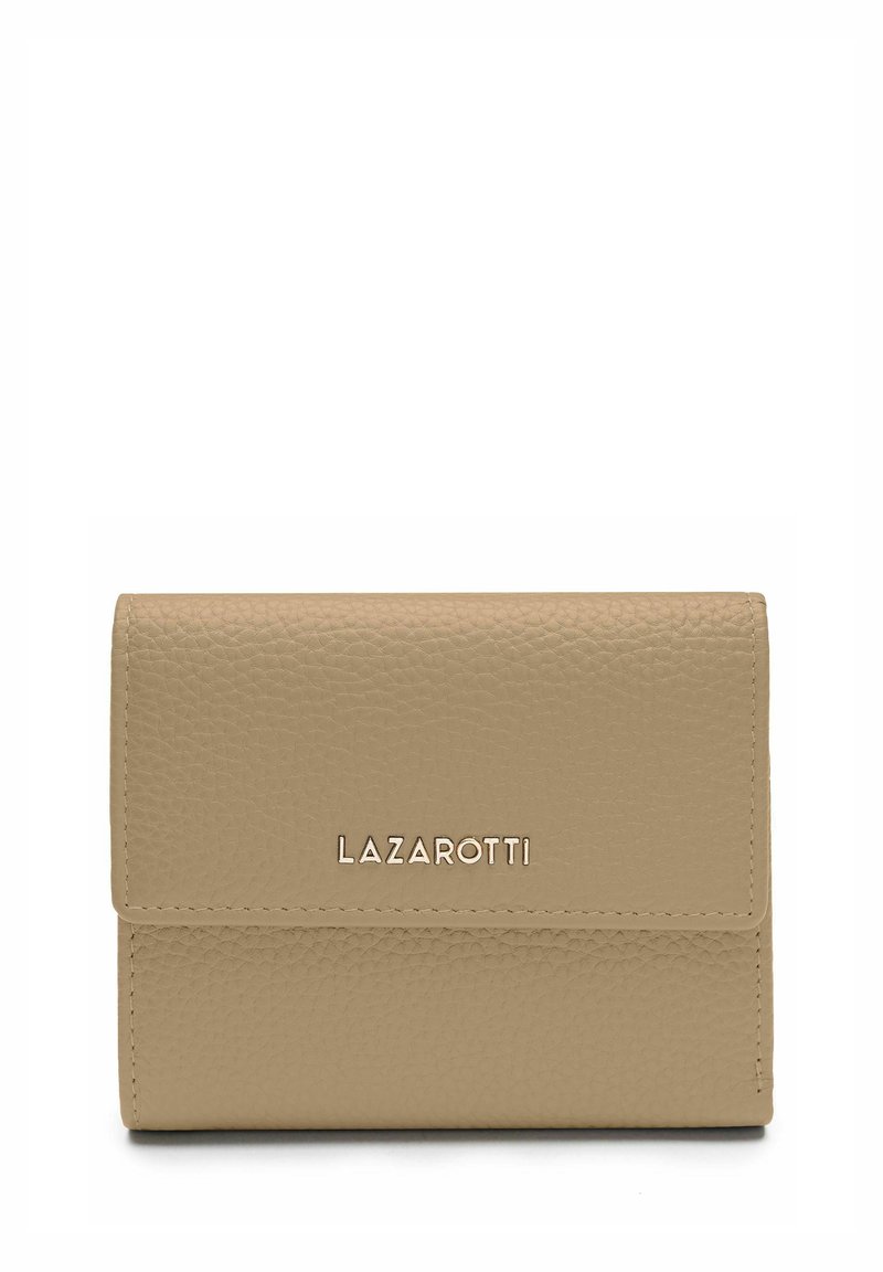 Portefeuille en cuir beige avec une texture grainée. Doté d'un rabat pliant et d'un logo "LAZAROTTI" embossé sur le devant. Forme rectangulaire compacte.