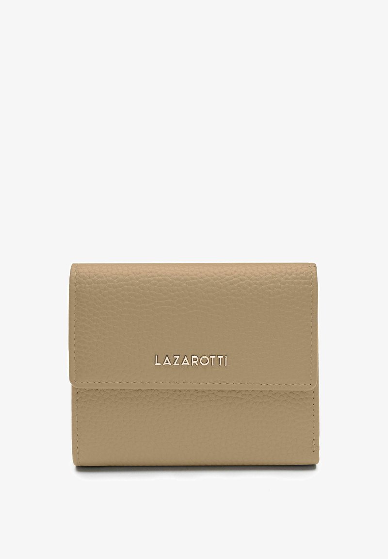 Portafoglio in pelle beige con una texture granulosa. Presenta un pattino a ribalta e il logo "LAZAROTTI" inciso sul davanti. Forma rettangolare compatta.