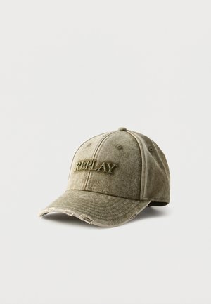 Casquette de baseball vert olive délavée avec visière incurvée et texte brodé "REPLAY" à l'avant.