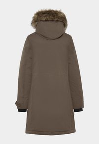 Brun isoleret parka med en aftagelig hætte med pelskant, lange ærmer og sorte strikkede manchetter. Glat tekstur med skjulte sidelommer.