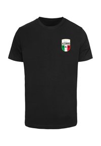 Juodas medvilninis marškinėliai su spalvingu ženklu ant krūtinės, aplink kurį įrėminti žalieji, balti ir raudoni segmentai, su užrašu "AZZURRO ITALIA".