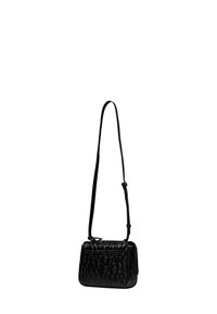 Borsa a tracolla nera trapuntata in pelle con dettagli del logo impresso, dotata di una lunga tracolla regolabile e di una forma rettangolare.