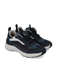 Par de zapatillas deportivas negras y grises con suelas blancas y sistema de ajuste de cordones basado en un dial, mostradas sobre fondo blanco.