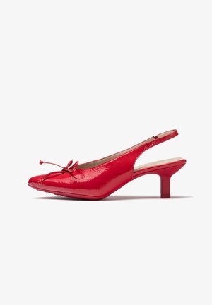 Escarpins à bride arrière en cuir verni rouge avec un bout pointu, un petit talon carré et un nœud décoratif à l'avant. Texture lisse et brillante.