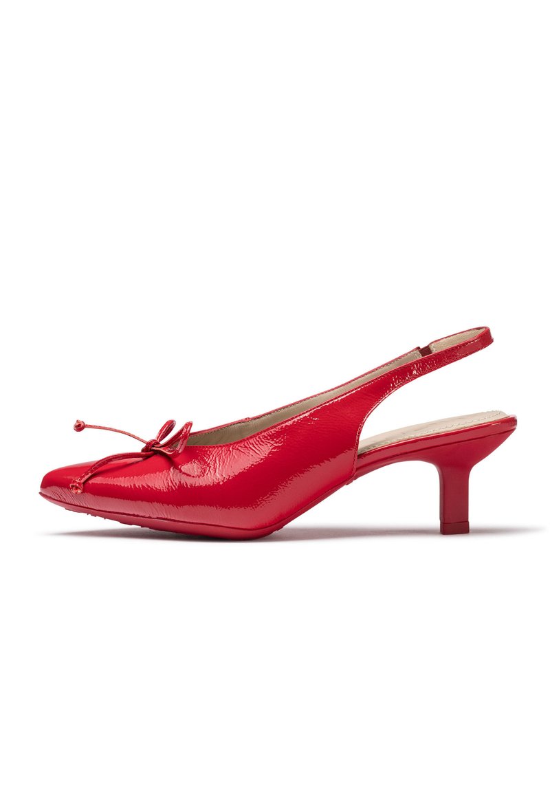 Escarpins à bride arrière en cuir verni rouge avec un bout pointu, un petit talon carré et un nœud décoratif à l'avant. Texture lisse et brillante.