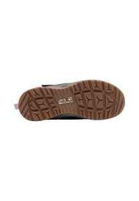 Bruine rubberen buitenzool met gestructureerde grippatronen. Zwarte bovenkant met merkdetails. Schoenen ontworpen voor stabiliteit en grip.