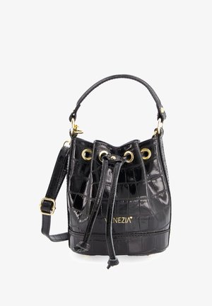 Zwarte krokodillenembossed leren emmer tas met een trekkoordsluiting, gouden hardware en een afneembare schouderband.
