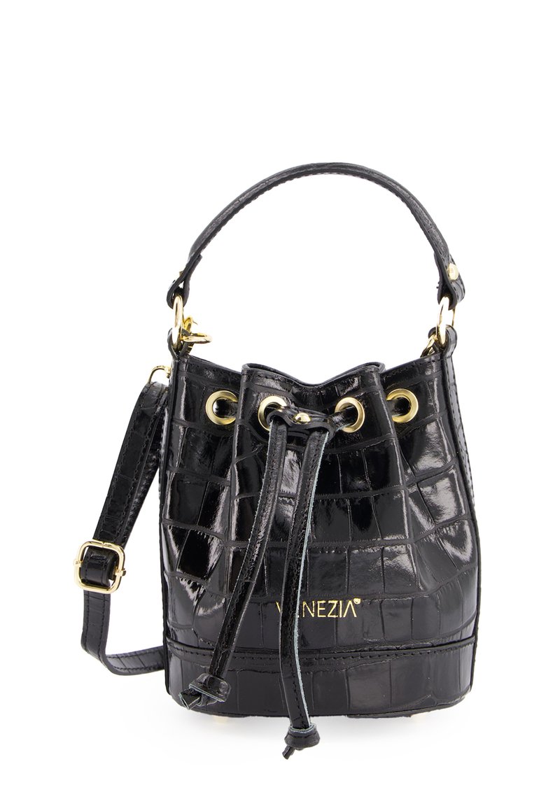 Schwarze, krokodilpräge Ledertasche im Eimer-Stil mit einem Zugverschluss, goldfarbener Hardware und einem abnehmbaren Schulterriemen.