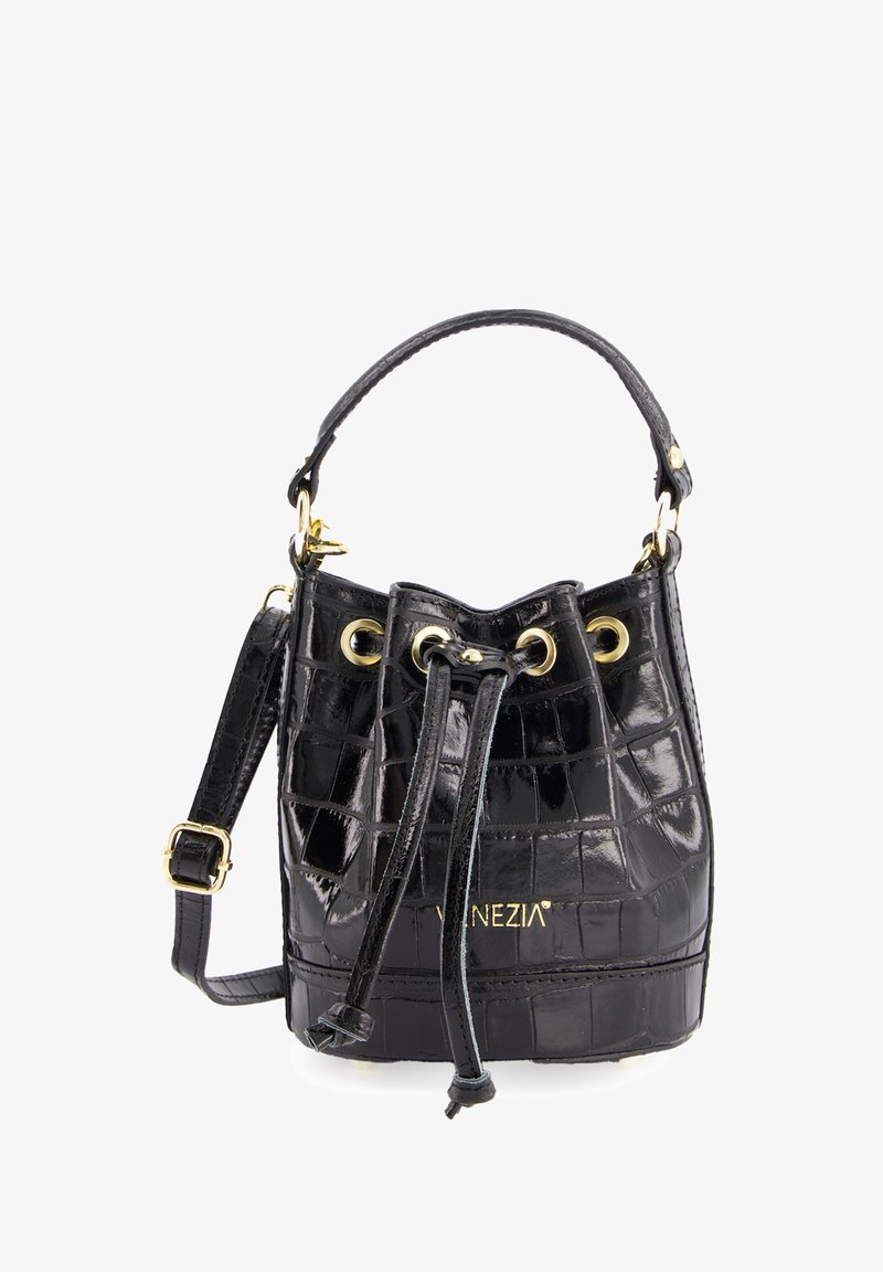 Schwarze, krokodilpräge Ledertasche im Eimer-Stil mit einem Zugverschluss, goldfarbener Hardware und einem abnehmbaren Schulterriemen.