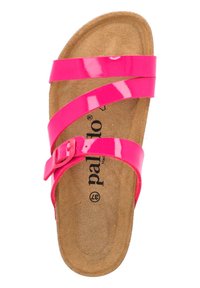 Sandalia deslizante de cuero sintético rosa con tres correas ajustables y una hebilla; plantilla de corcho con superficie marrón texturizada.