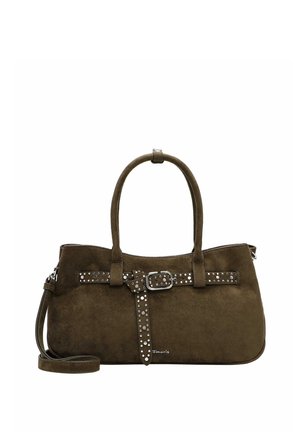 Donkerbruine suède handtas met twee handvatten, een met studs versierde riem met gesp aan de voorkant en een verstelbare schouderriem aan de zijkant.