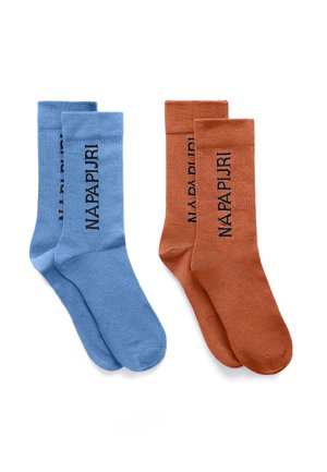 Due paia di calzini lunghezza crew, uno blu e uno arancione ruggine, ciascuno con la scritta "NAPAPIJRI" stampata verticalmente in nero sui lati.