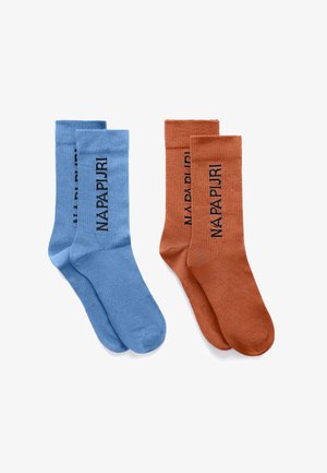 Dos pares de calcetines hasta la altura de la tripulación, uno azul y otro naranja oxido, cada uno con "NAPAPIJRI" impreso verticalmente en negro en los lados.