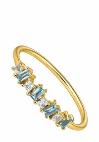 Anillo de oro que presenta piedras rectangulares alternadas de color azul claro y transparente, dispuestas a lo largo de la banda con una textura suave y pulida.