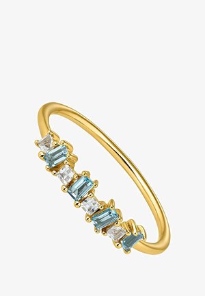 Anillo de oro que presenta piedras rectangulares alternadas de color azul claro y transparente, dispuestas a lo largo de la banda con una textura suave y pulida.