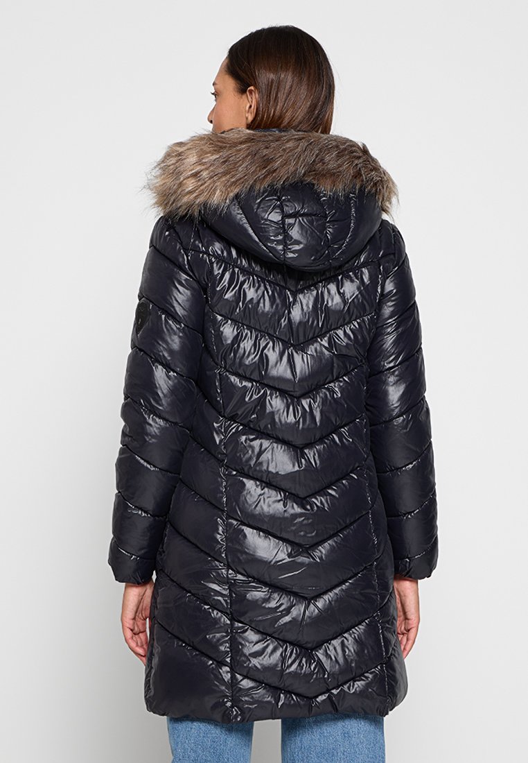Zwarte, gequiltte pufferjas met een chevronpatroon, voorzien van een afneembare capuchon afgewerkt met nepbont, getoond vanuit de achterkant.