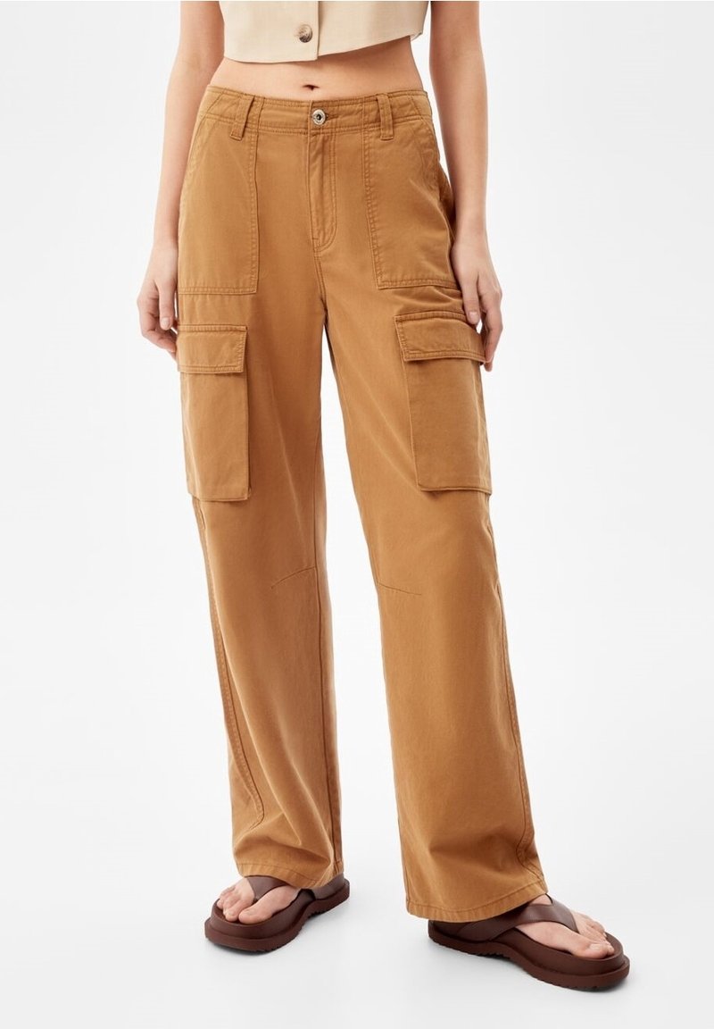 Cargo byxor i en varm brun färg, tillverkade av bomull med en avslappnad passform, med flera sidofickor och rak bendesign.