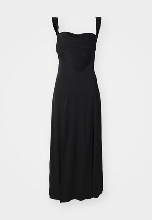Robe noire sans manches avec un buste drapé, un col en cœur et une fente sur le côté. Tissu lisse avec un design fluide et une jupe évasée.
