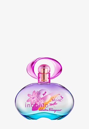 Flacon de parfum ovale avec un motif floral rose, dégradé violet-rose, et un bouchon rose en boucle, étiqueté « incanto Shine Salvatore Ferragamo ».