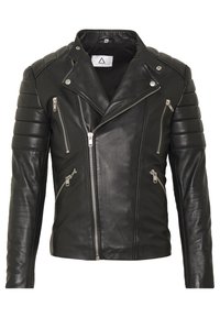 Zwarte leren motorjack met gequiltte schouderaccenten, asymmetrische ritssluiting aan de voorkant en meerdere ritszakken. Soepele textuur en pasvorm.