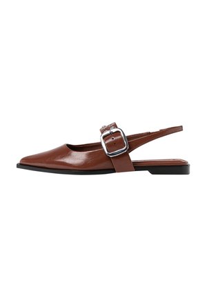 Brun læder flad slingback sko med spids tå og stor sølvspænde, samt sort sål.