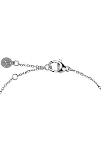 Bracciale in argento sterling con chiusura a moschettone e estensione a catena. Il metallo ha una finitura lucida e collegamenti delicati per una lunghezza regolabile.