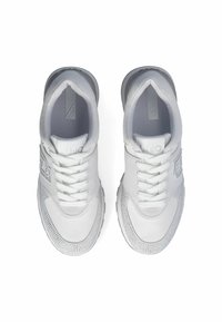 Scarpe sportive bianche con tomaia in rete e tessuto, chiusura con lacci, colletto imbottito e accenti grigi lungo la suola e i lati.