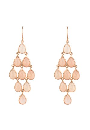 Goudkleurige kroonluchteroorbellen met twaalf verbonden druppelvormige stenen in bleek perzik en crème, uitgevoerd in een gelaagd ontwerp.
