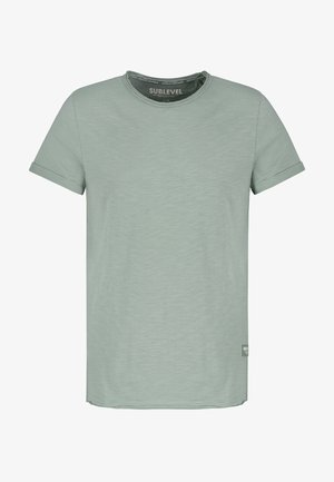 Hellgrünes T-Shirt mit kurzen Ärmeln, Rundhalsausschnitt, aufgerollten Bündchen und kleinem Seitenetikett, flachgelegt.