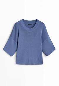 Pull en tricot bleu clair avec un large col rond et des manches trois-quarts, présentant une surface texturée et une coupe ample.