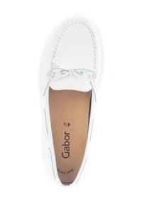 Bateau en cuir blanc avec un bout arrondi, des détails cousus, un laçage à l'avant et une semelle intérieure beige arborant le logo 'Gabor'.